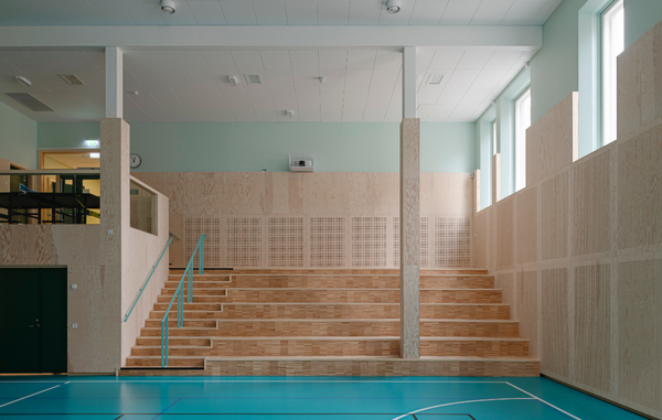 Silverkällan idrottshall med Studiopanel Furu Ljus på väggar.