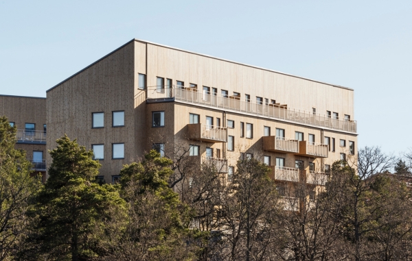 Flervåningshus med träpanel