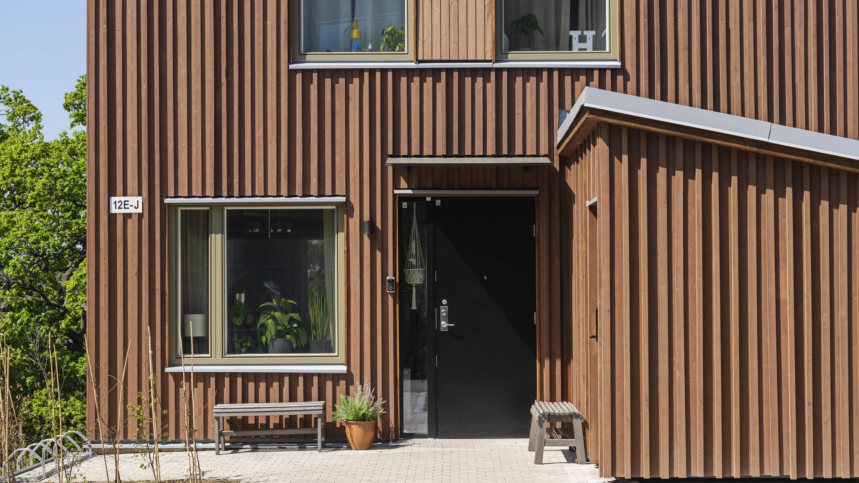 Hus med naturbrun träfasad av ThermoWood.