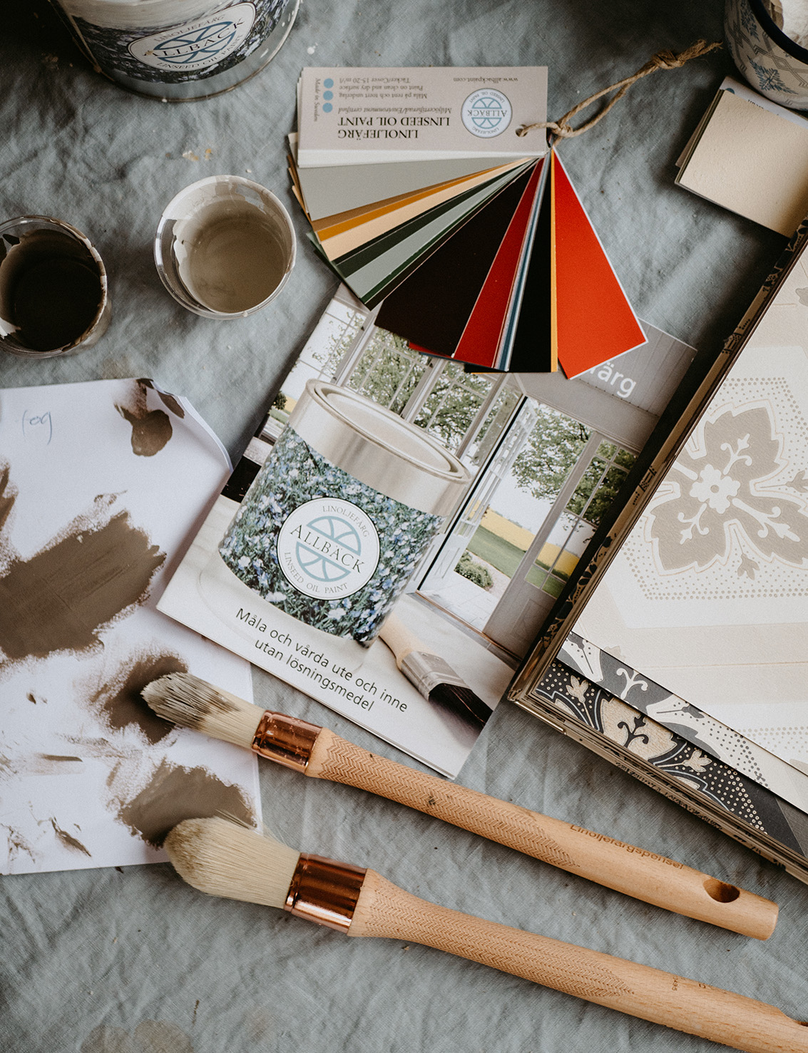 Inspiration moodboard med kulörprover bilder och penslar