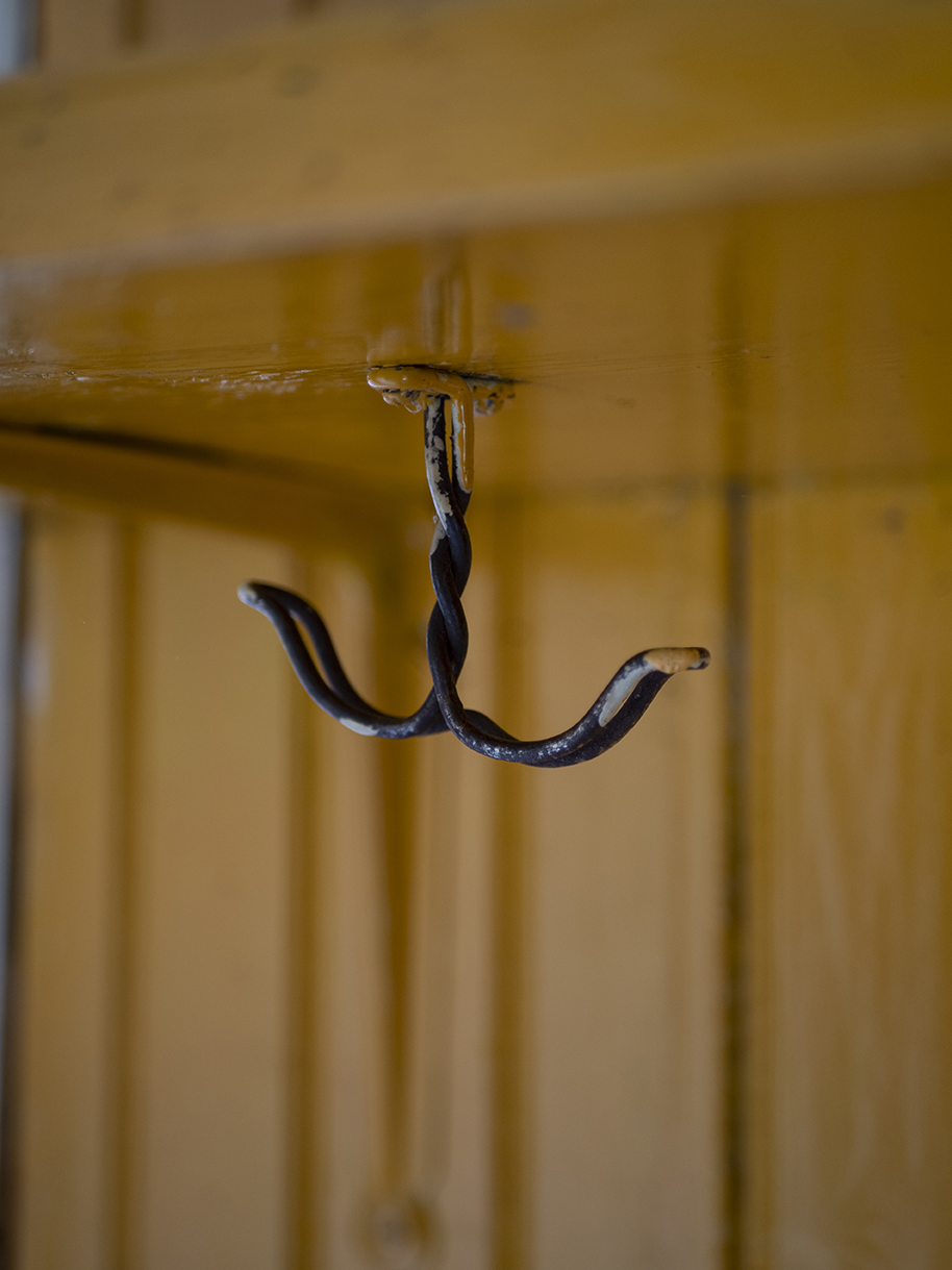 Sliten svart ankarkrok