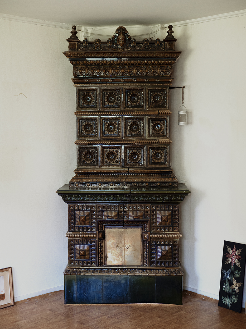 Brun fyrkantig kakelugn