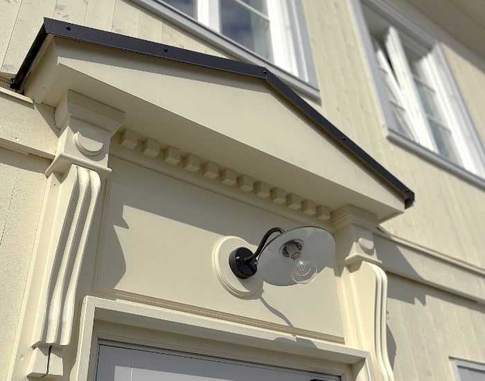 Inngangspartiet til Blindern Studenterhjem med utskjæringer og fasade i tre.