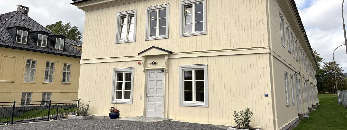 Den nye nordfløyen på Blindern Studenterhjem med ferdigmalt lysegul kledning uten synlige festemidler