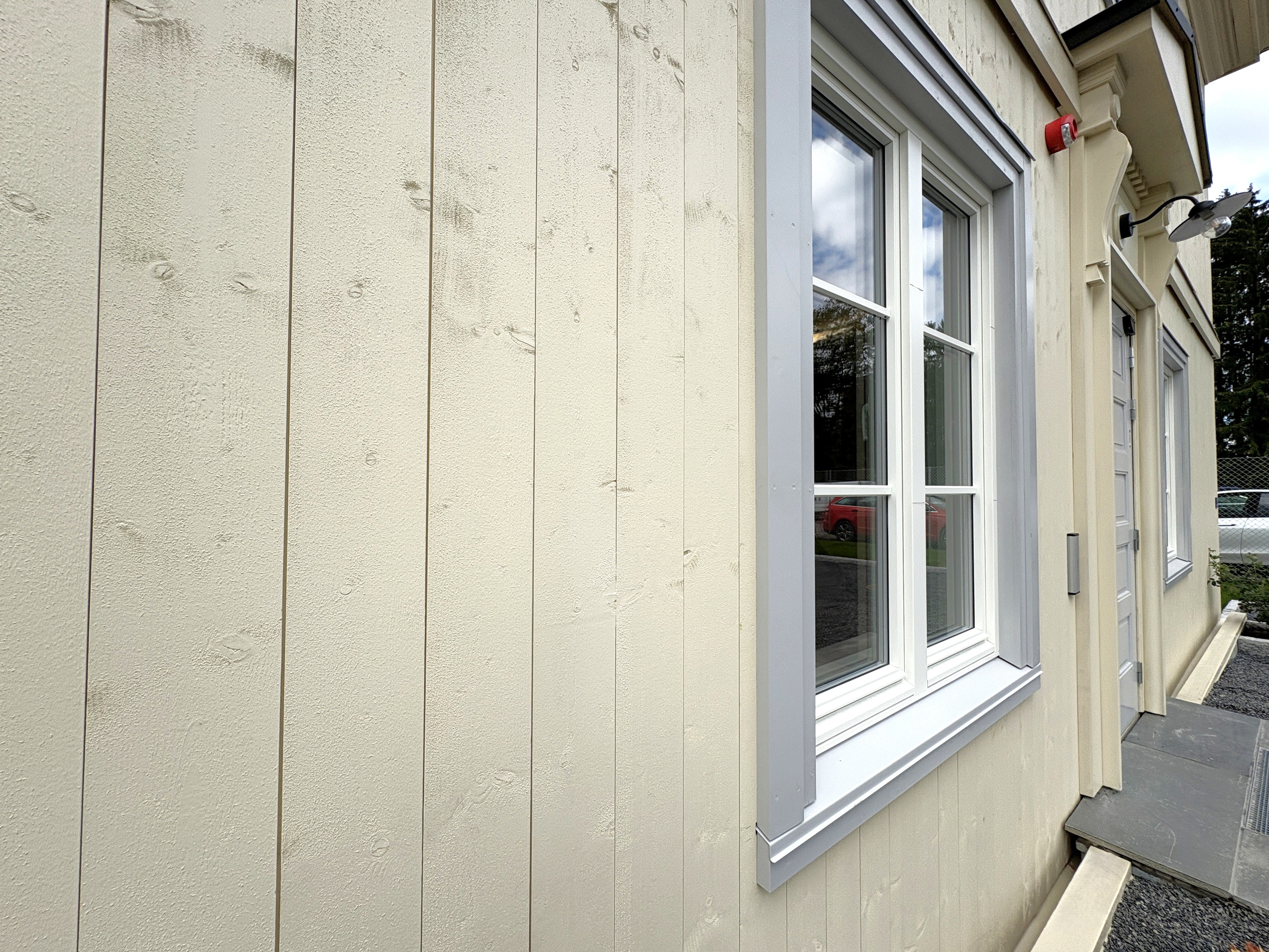 Lys gul trekledning uten synlige festemidler