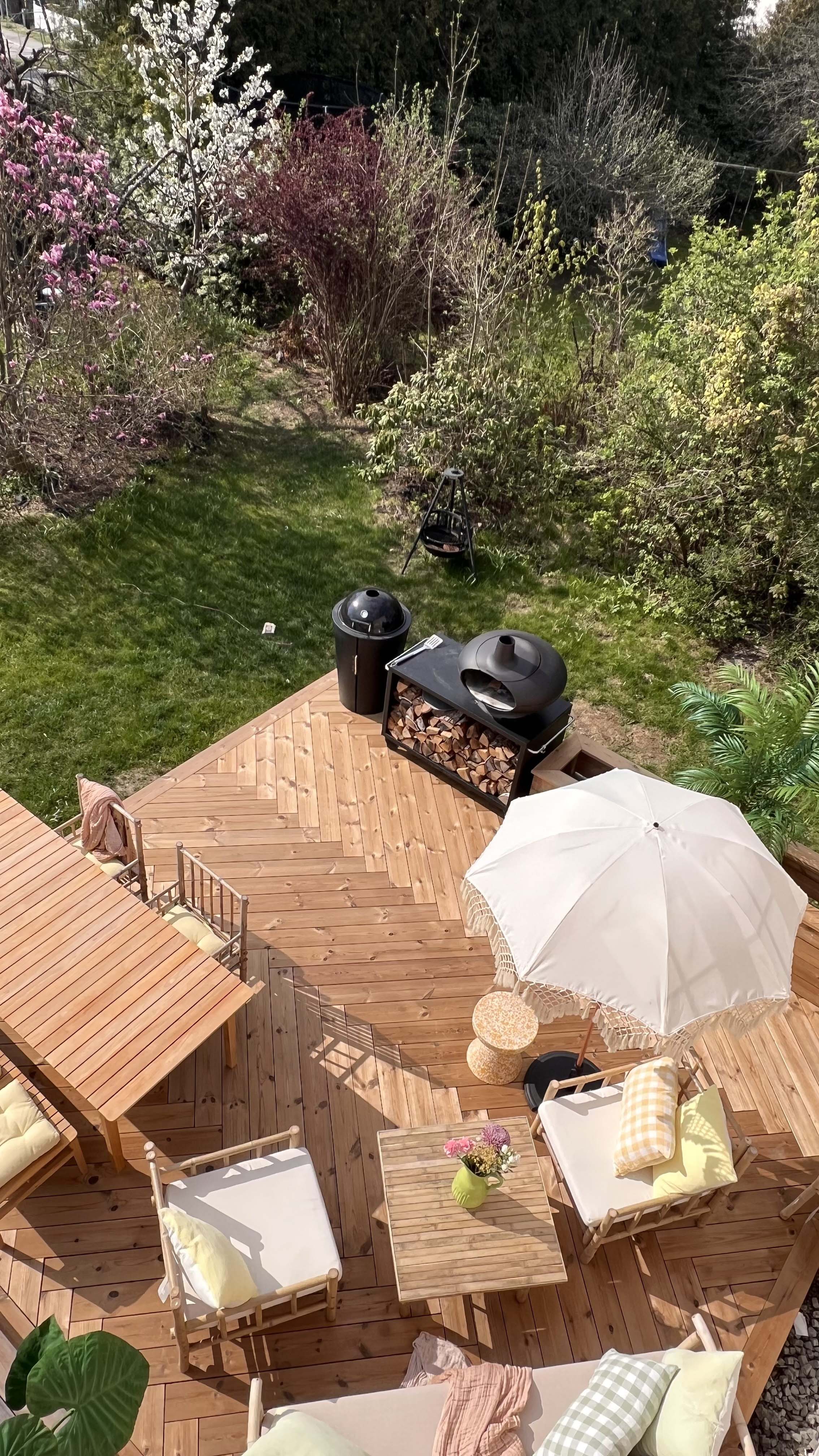 Terrasse med møbler i lekre pastellfarger