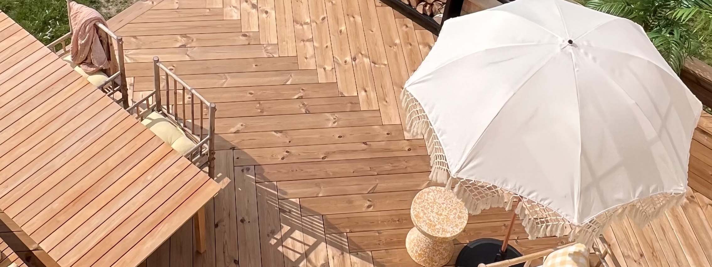 Kine og Tom har laget en innbydende og lekker terrasse av Termofuru fra Moelven