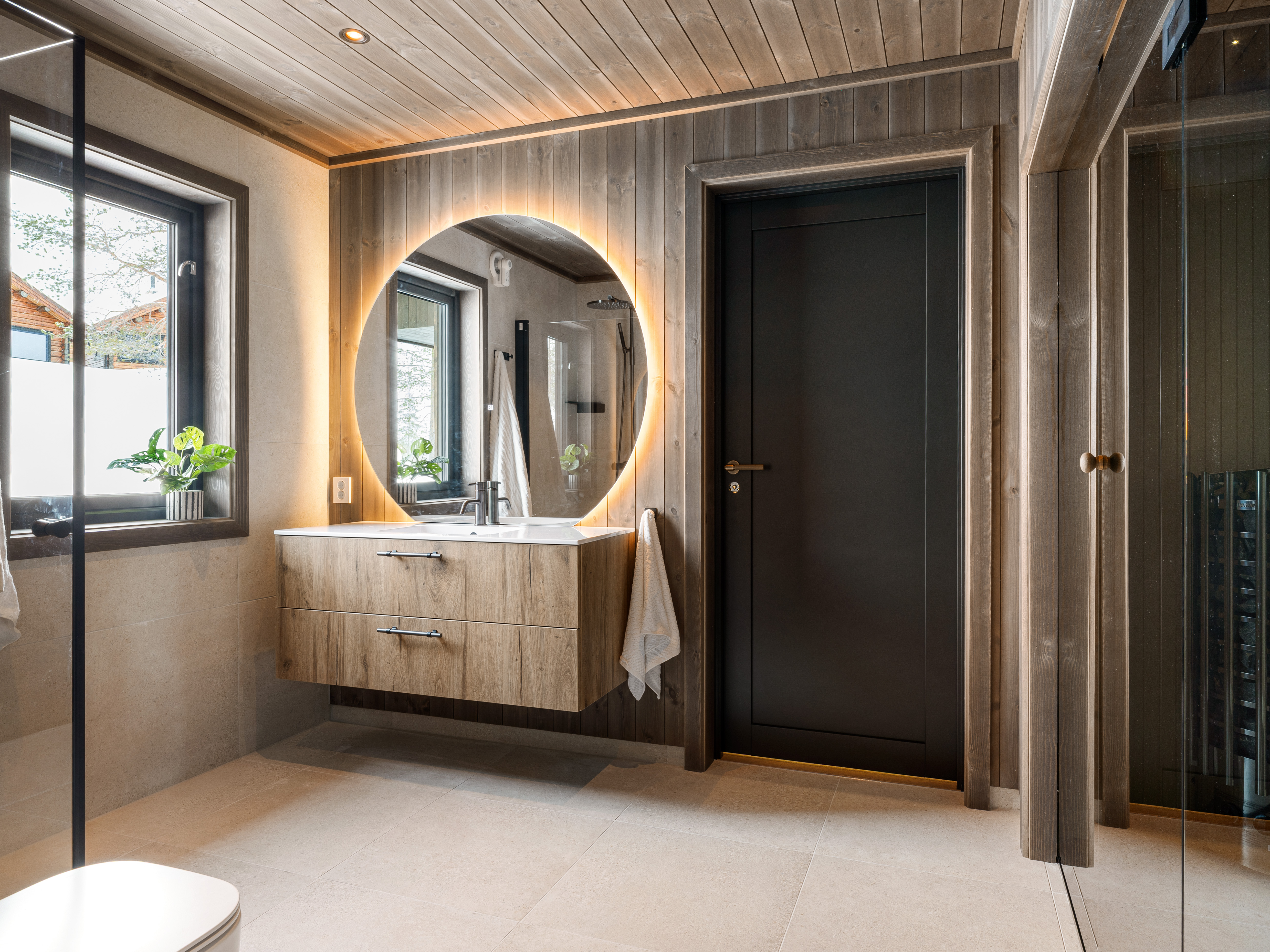 Hyttebad med trepanel og badstu