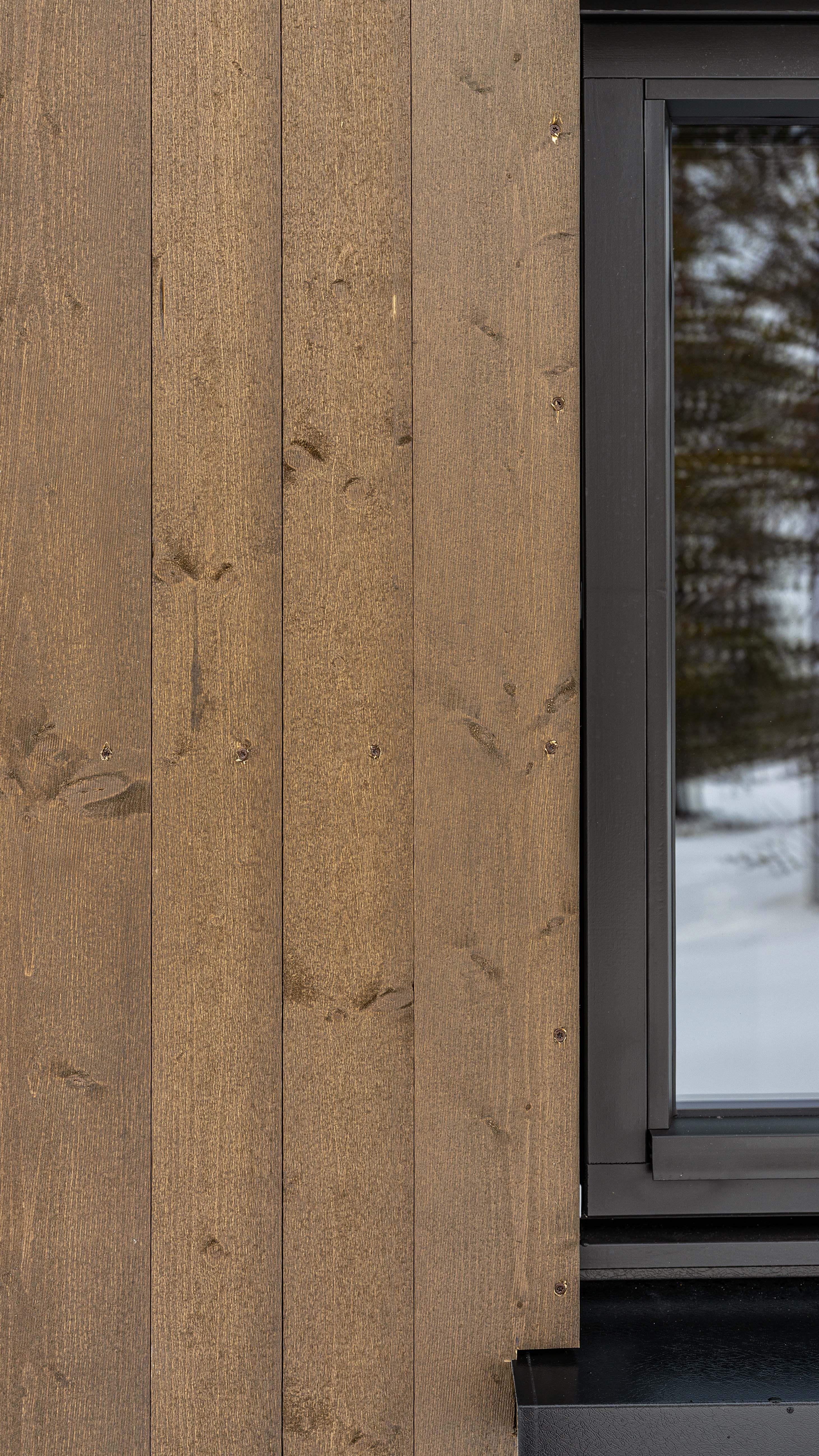 Kledning fra Moelven Dobbelfals tett beiset Bever