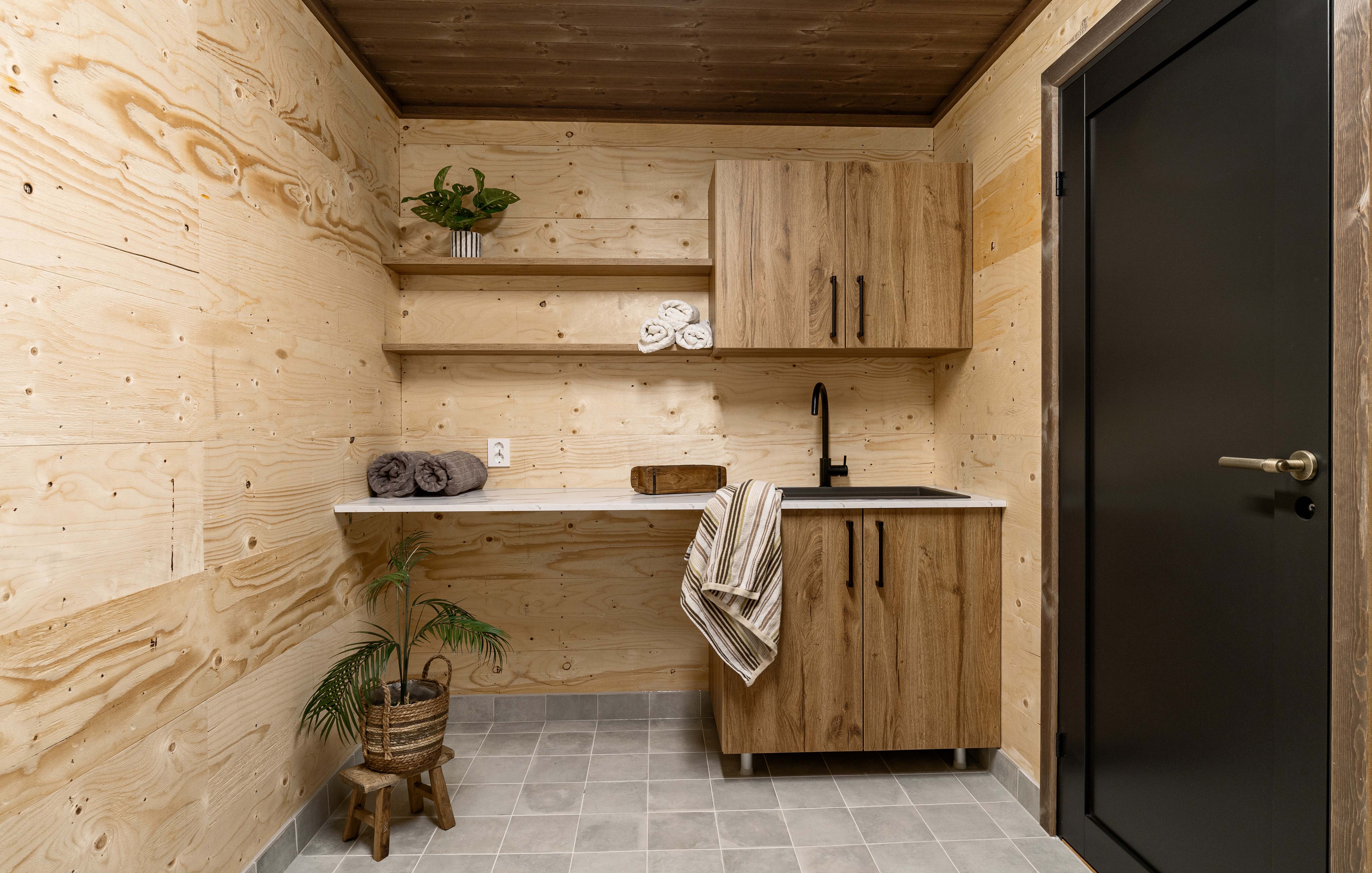 Smørebod med vaskerom på hytte med kompaktplater