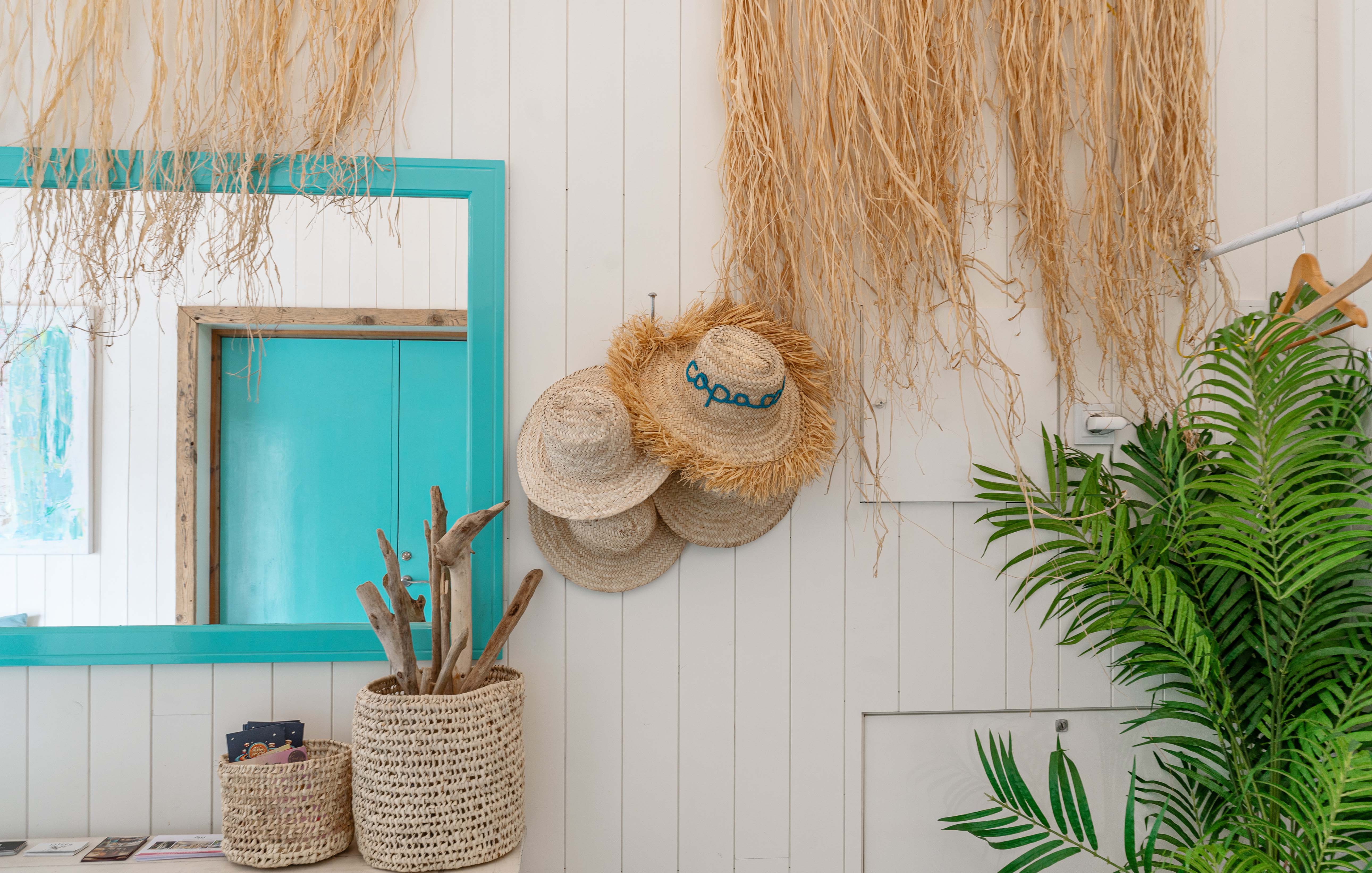 Sprekkpanel malt hvit med eksotiske detaljer