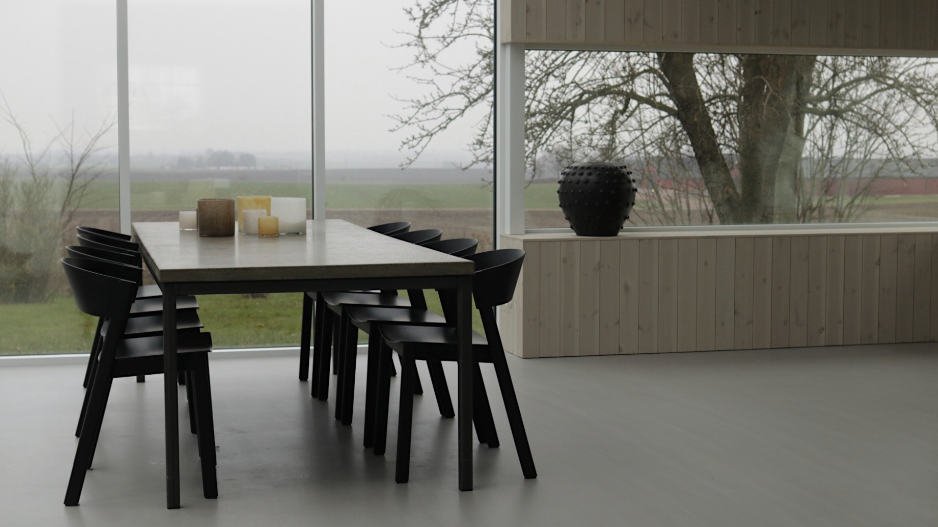 Spisestue med trepanel og utsikt over jordene