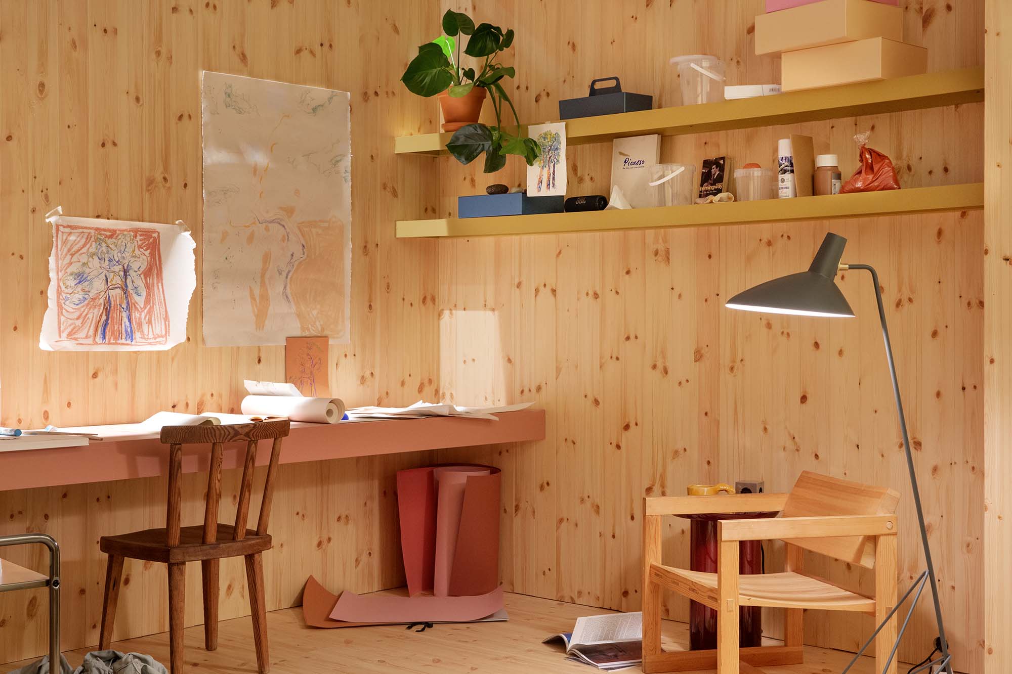 Moelven furugulv spilte en viktig rolle i mange av rommene, både på vegg og i tak.