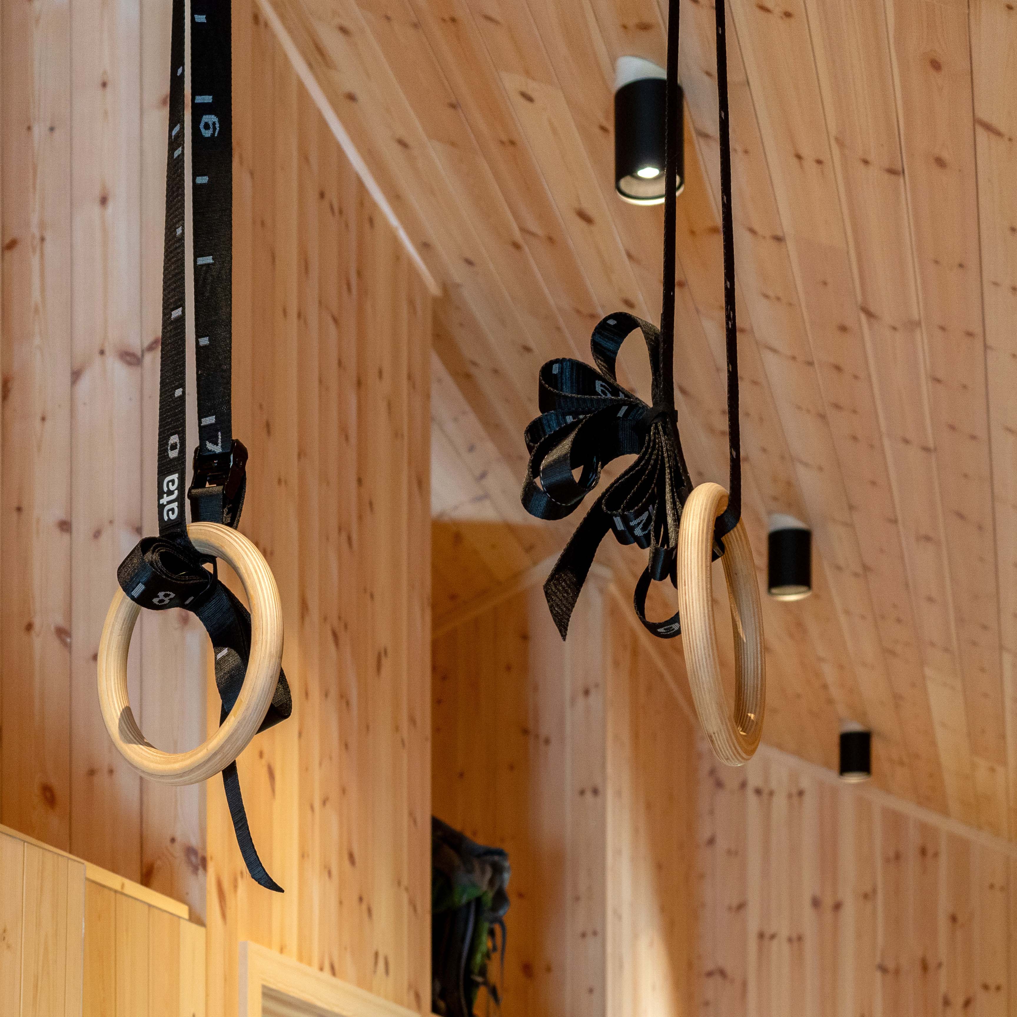 Leken og trengingsglad familie -  den lange gangen er utnyttet til det fulle