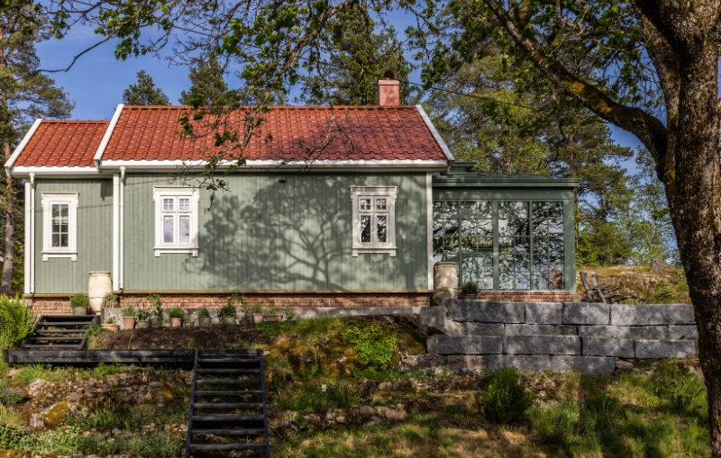 Et koselig Tinyhouse midt i den grønne skogen, med Heftig PRO+ kledning fra Moelven i fargen Stockholmsgrønn