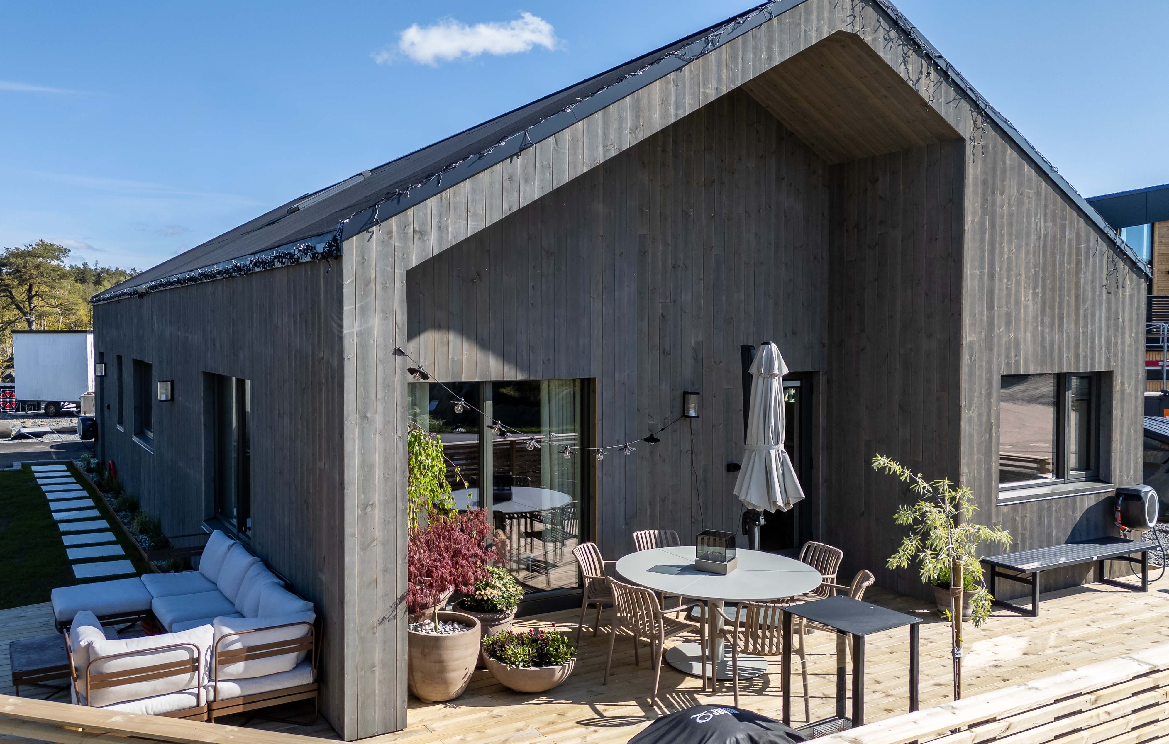 Moderne hus med Moelven Værbitt kledning i fargen gråna.