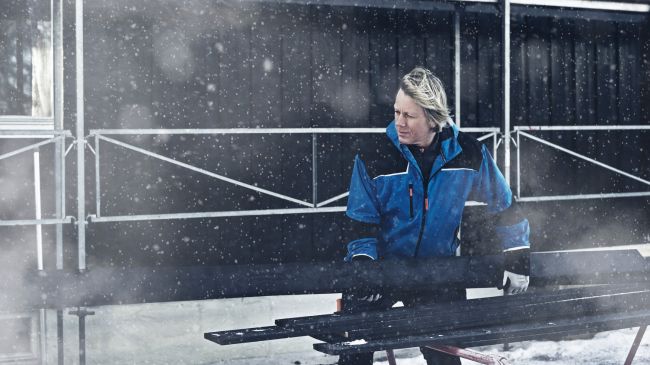 Montering av Heftig fabrikkbehandlet kledning i snøvær