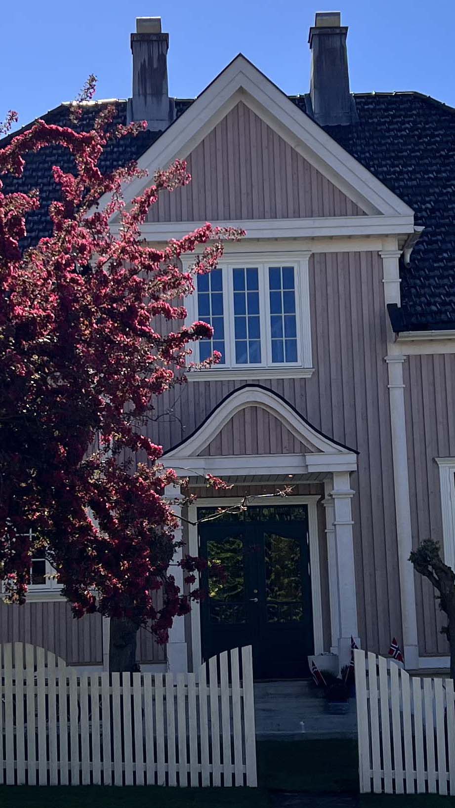 Eldre hus med rosa kledning