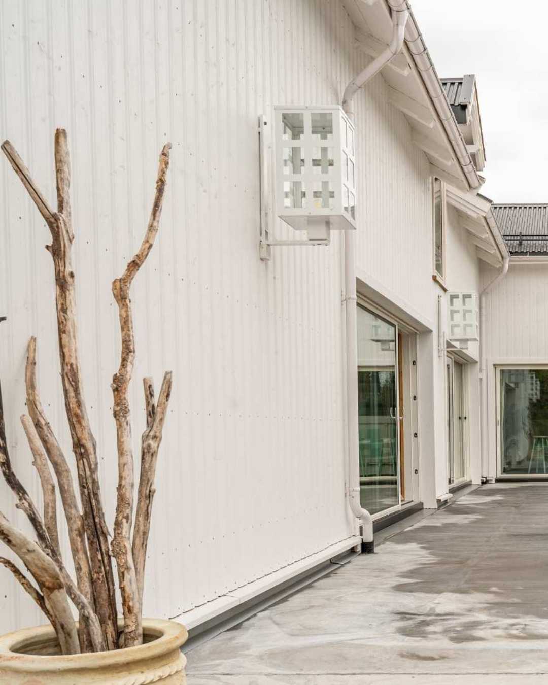 Vegg med hvitmalt kledning