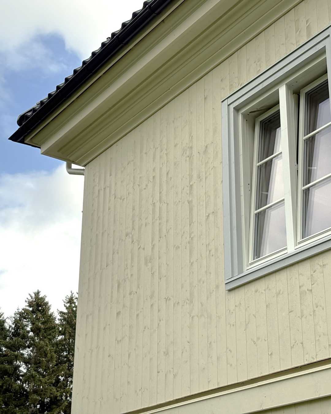 Fasade med stående malt lysegul trekledning. Kledningen har ikke synlig innfesting.