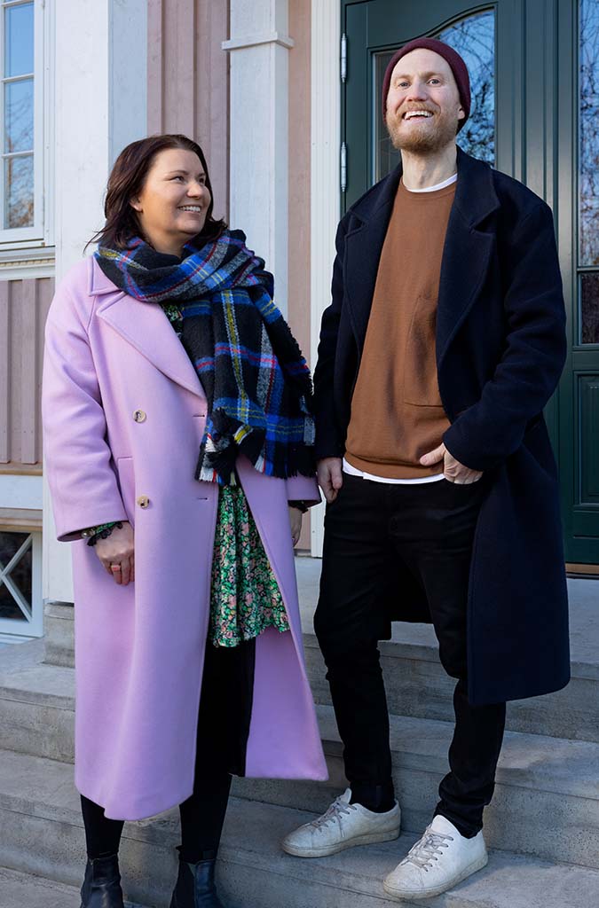 Kine og Tom er så fornøyde med sitt nye rosa hus
