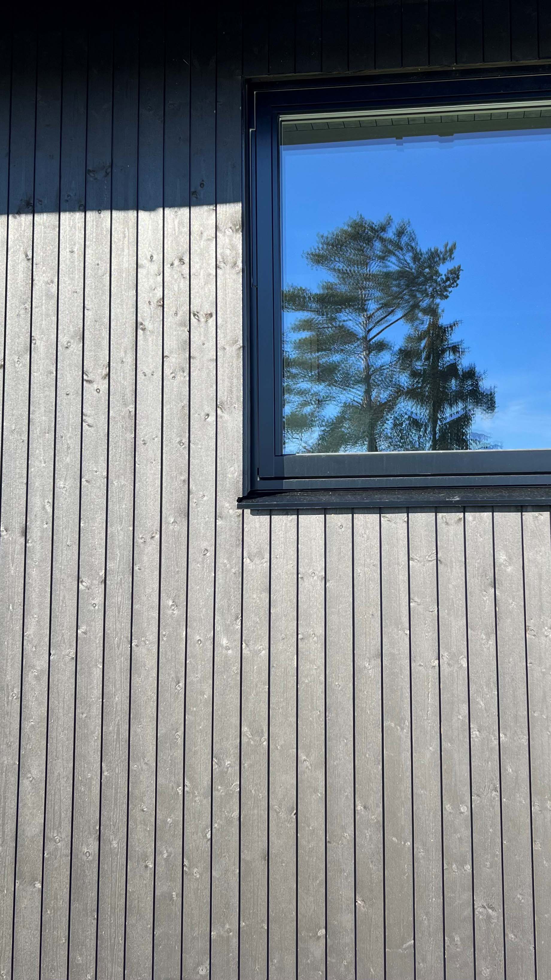 Kledning med skjult innfesting fra Moelven. Ingen spikerhull, og heller ingen vannlommer.