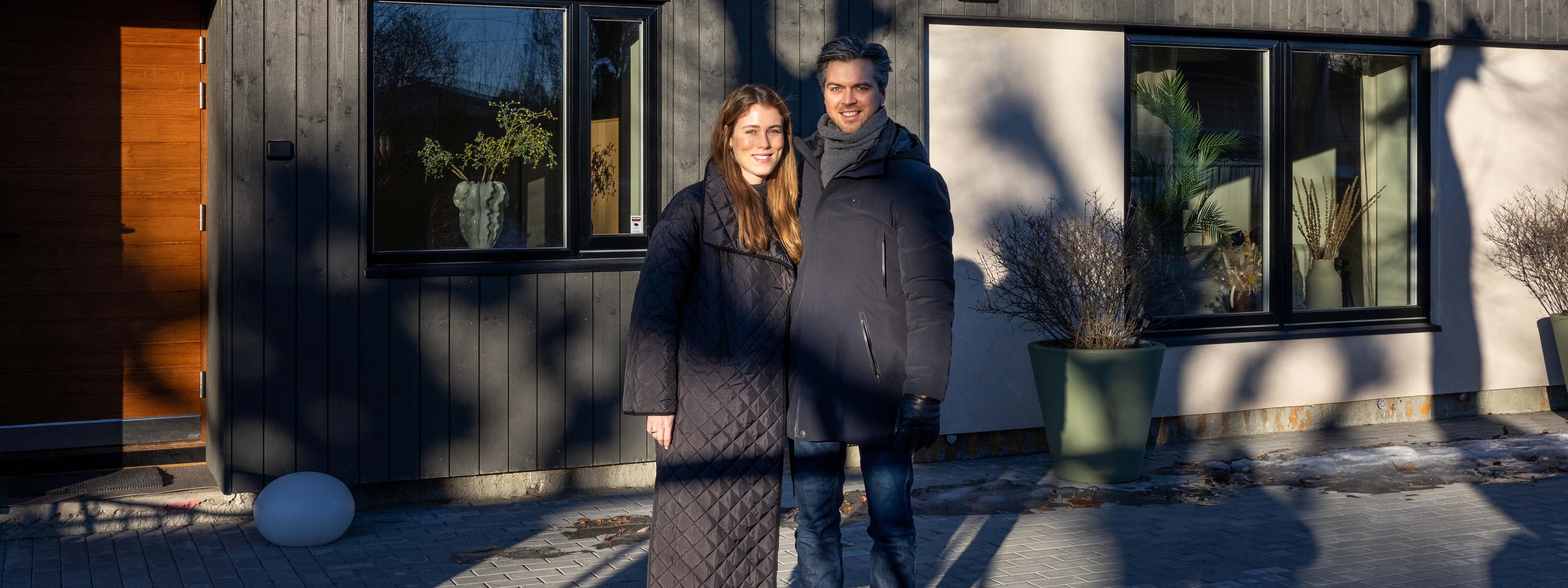 Anabel og Petter foran huset sitt med Heftig kledning fra Moelven.
