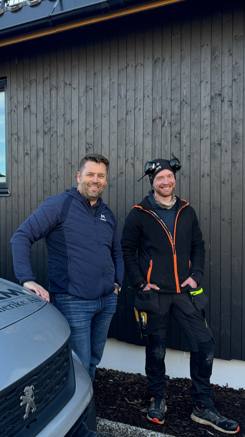 En fornøyd Fredrik og Leif foran Heftig kledning med skjult innfesting