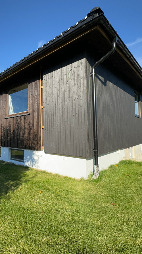 Et 70-talls hus under oppgradering med skifte av kledning til Heftig med skjult innfesting