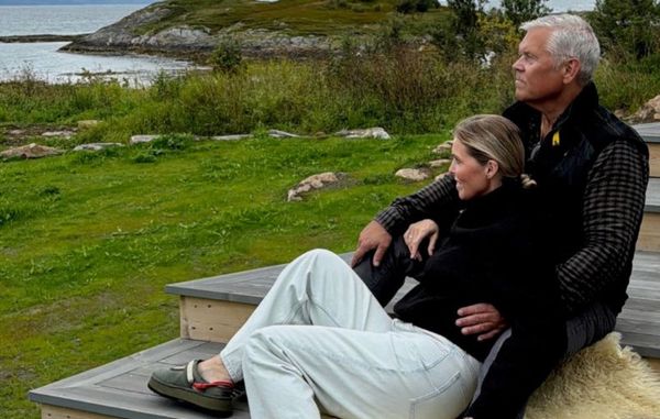 Hege og Jan Roger sitter sammen på terrassen ved Haveng, med havet og naturen på Rolløya i bakgrunnen.