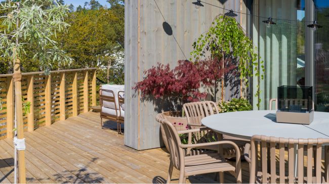 Cu-impregnert terrasse fra Moelven, Værbitt kledning i fargen Gråna