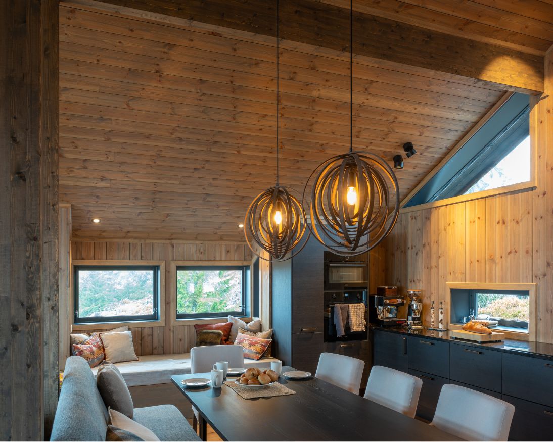 Moelven oljet interiør på hyttekjøkken