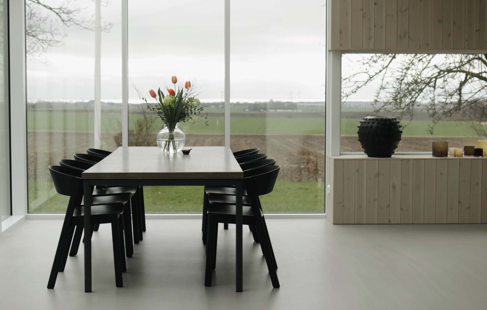 Trepanel sprekk Morgendis på spisestue med utsikt over jordene