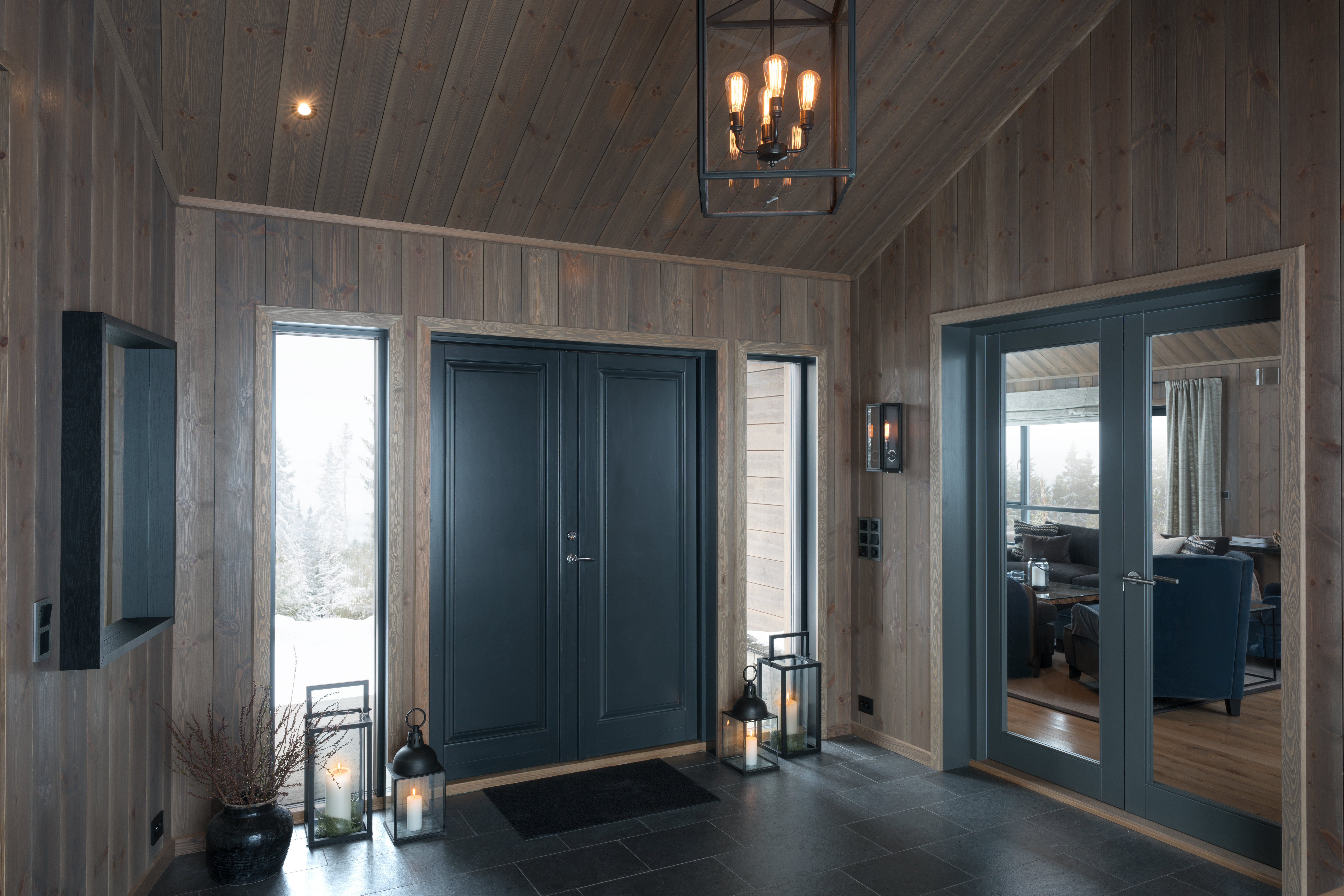 Velkommen inn. Oljede interiørprodukter gir en spesiell varme og glød til interiøret. Her er tak, vegger og listverk oljet i fargen Kongle.