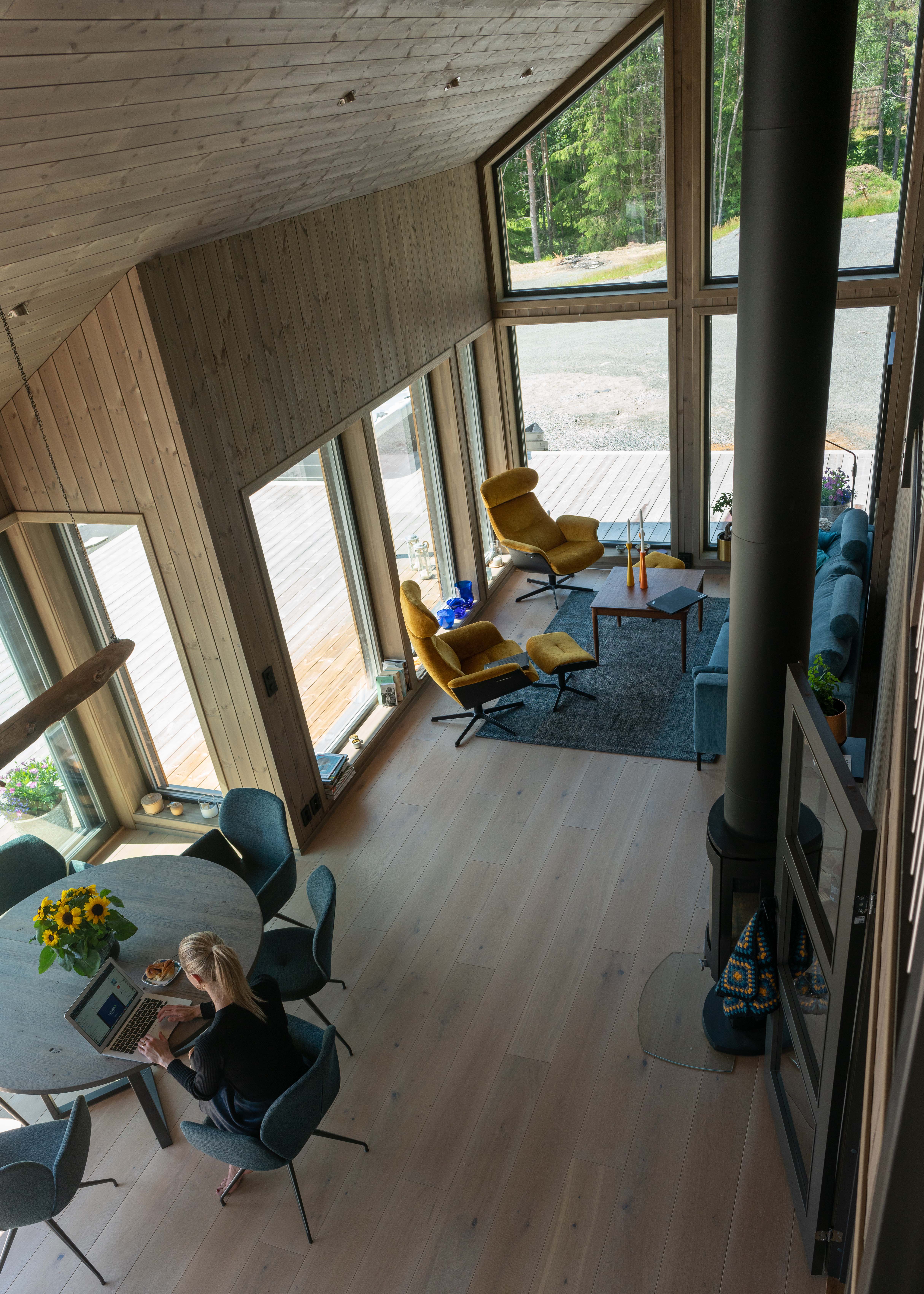 Hytte med beiset panel på vegg og i tak