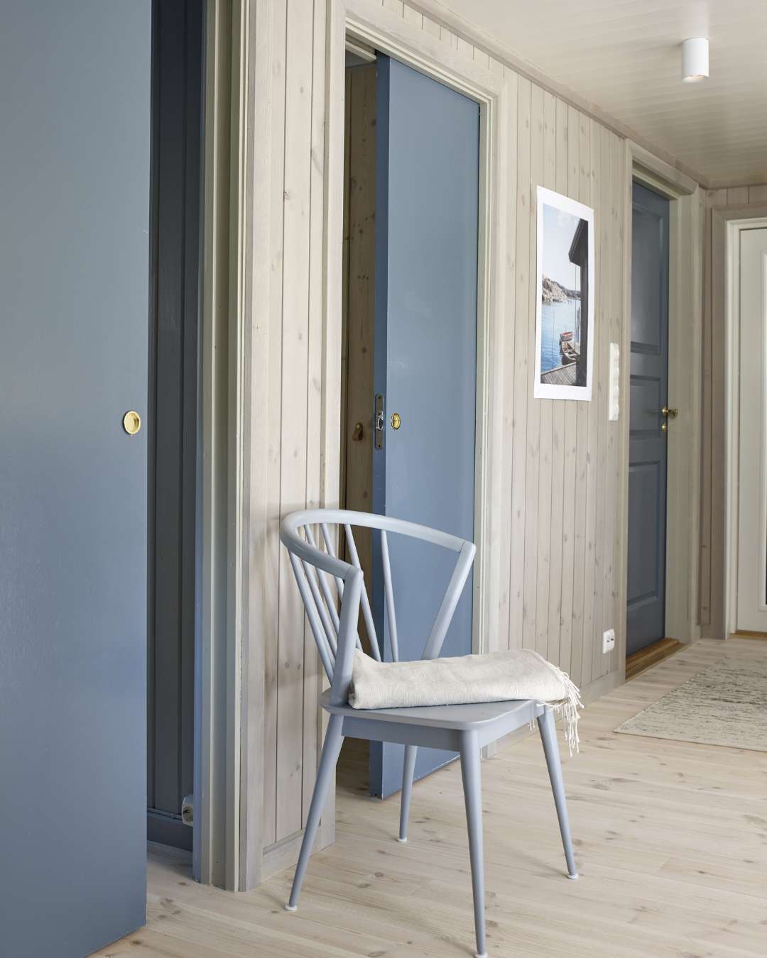 Trepanel sprekk i fargen himmelgrå