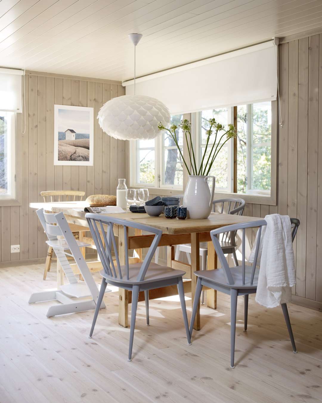 Sprekkpanel beiset Himmelgrå på spisestue på en hytte