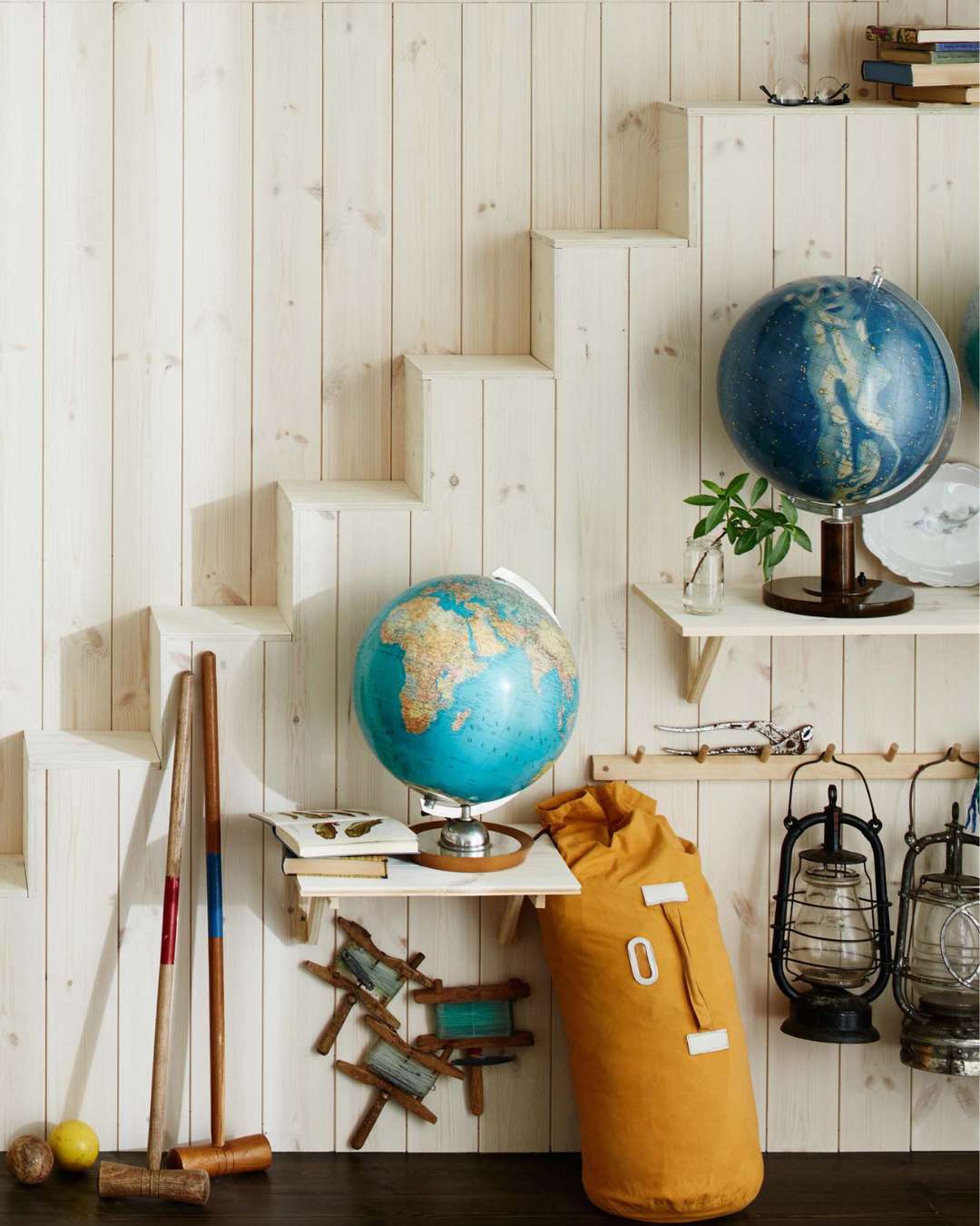 Trepanel Sprekk i hvitlasert, men en liten trapp, bøker, globus, lykter, fiskeutstyr, crocketutstyr og bøker