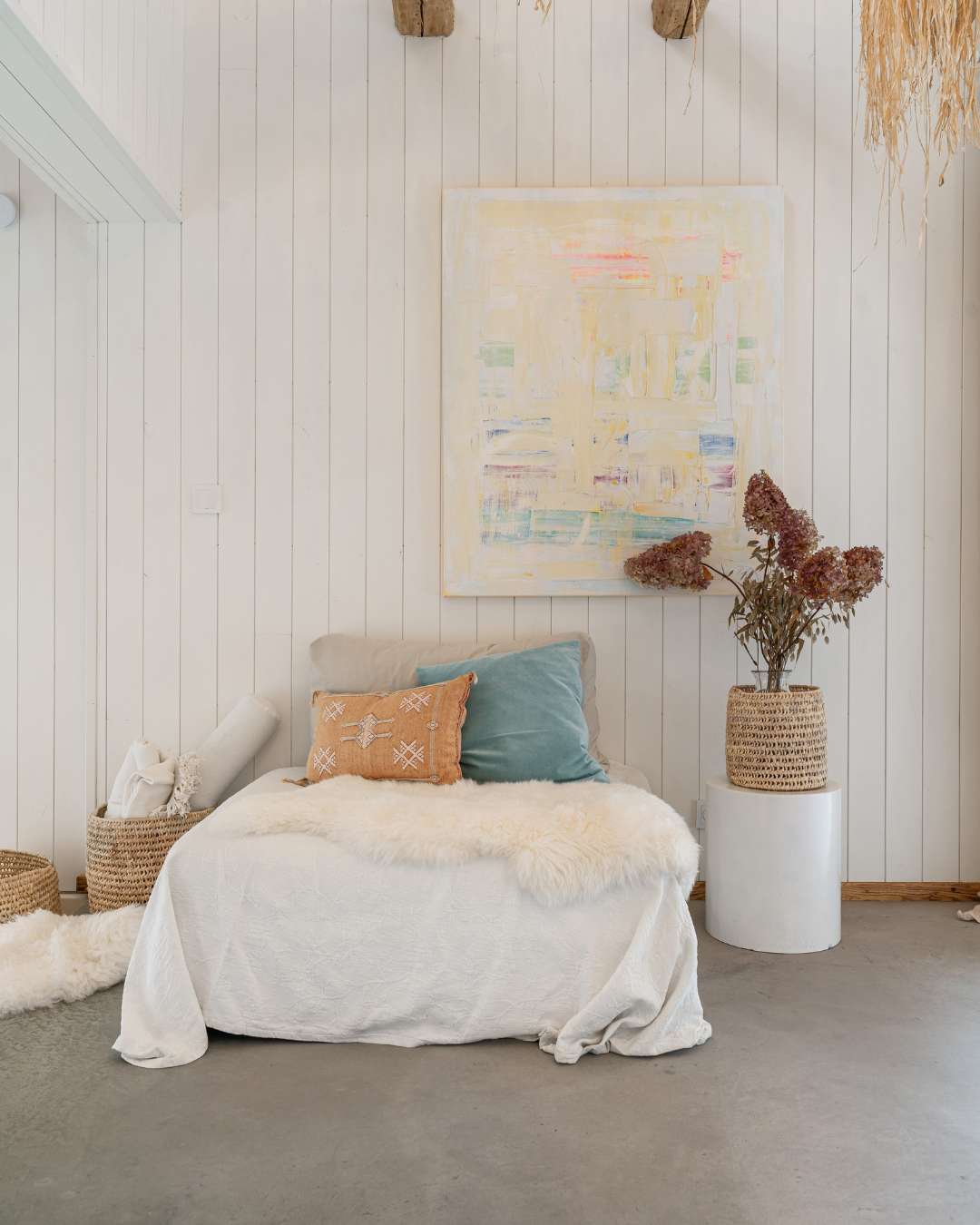 Trepanel sprekk malt i fargen bomull på soverom med daybed