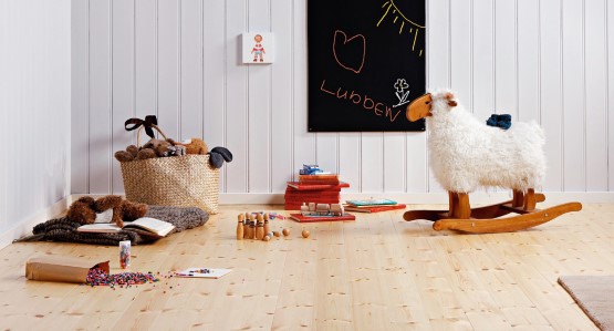 Heltregulv fra Moelven, illustrert med en stue med barneleker