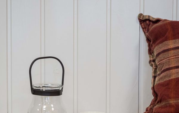 Trepanel skygge skrå hvitmalt, men en sengepute og lyslykt