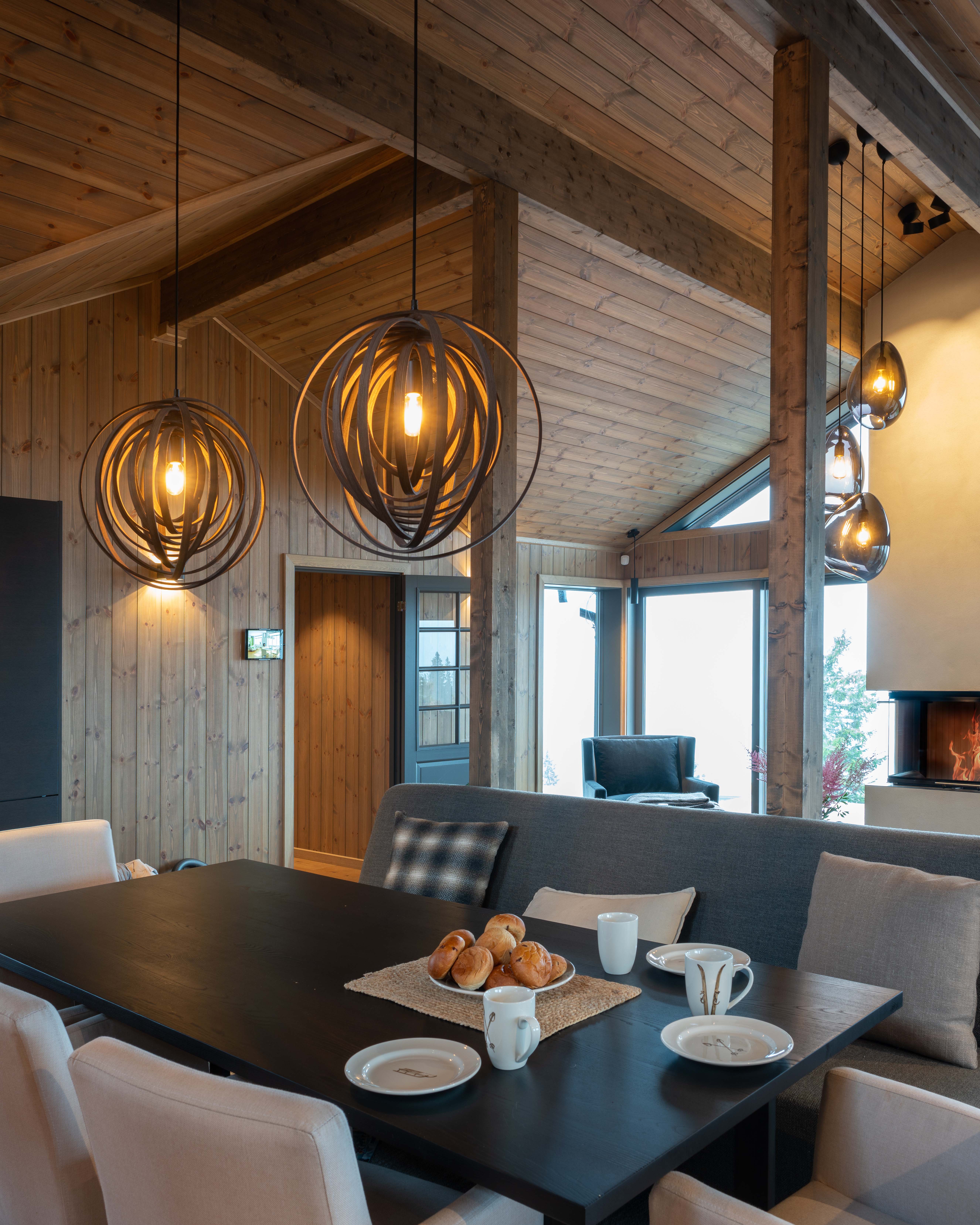 Moelven Herregårdspanel Sprekk oljet Kongle i spisestue med moderne hyttepreg og varme farger.