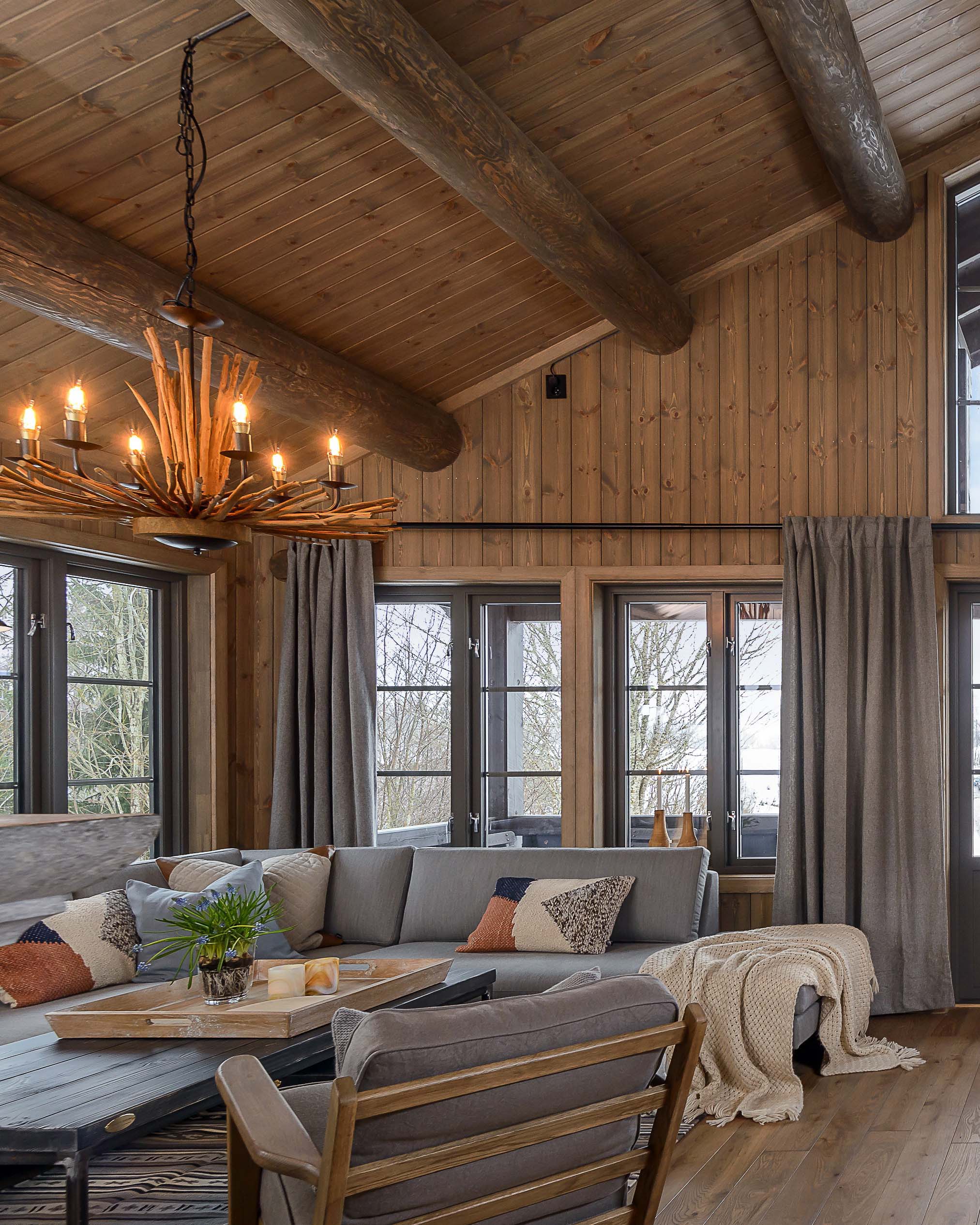 Moelven Sprekkpanel Kongle og Herregårdsgulv eik Kongle med naturlig, varm trestruktur i hyttestue.