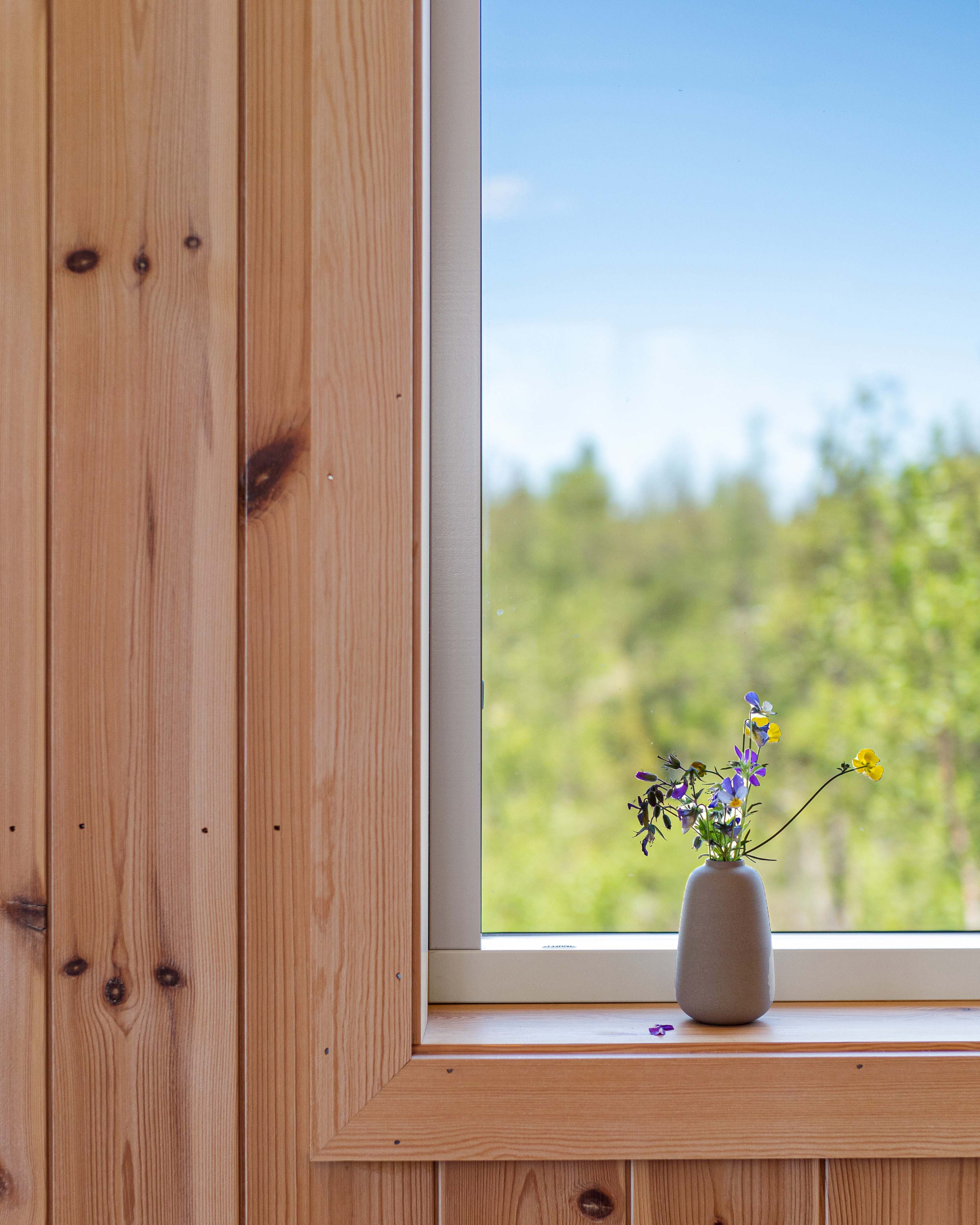 Moelven Sprekkpanel oljet Nordic rundt vindu med lyst og naturlig uttrykk.