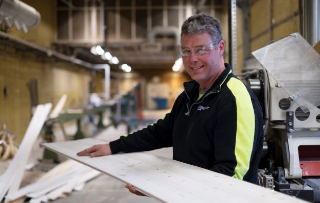 – Här i Säffle har vi tillverkat panel i åtminstone ett halvt sekel, berättar Ronny Fransson.