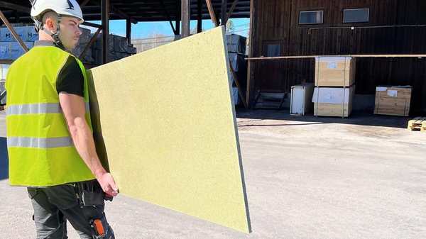 Mann som holder en forskalingsplate i spon